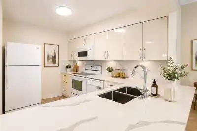 603 2468 E BROADWAY, Vancouver BC V5M 4V1