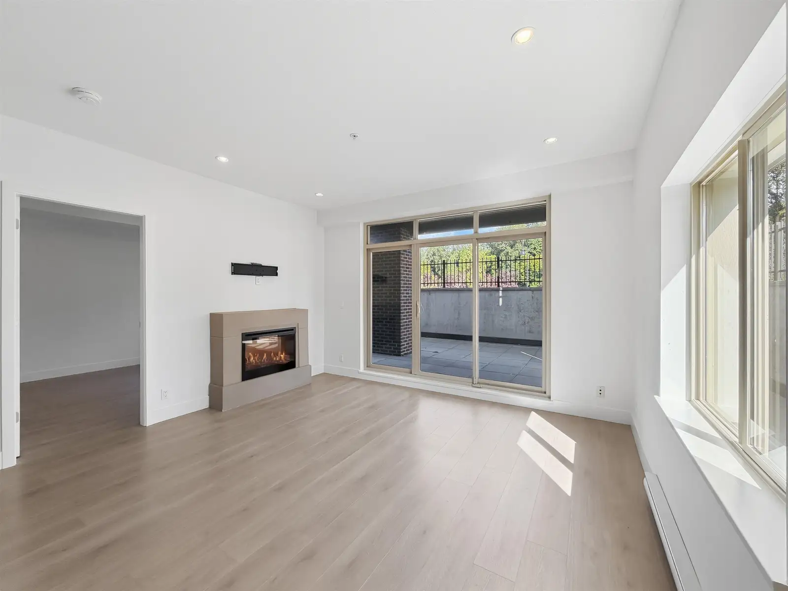204 1273 MARINE DRIVE, North Vancouver BC V7P 1T3