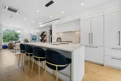 207 649 E 3 STREET, North Vancouver BC V7L 1G6