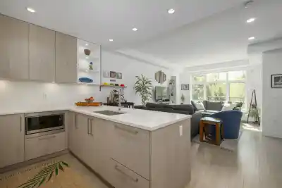 111 747 E 3RD STREET, North Vancouver BC V7L 1G8