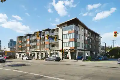 204 1633 TATLOW AVENUE, North Vancouver BC V7P 2Z8