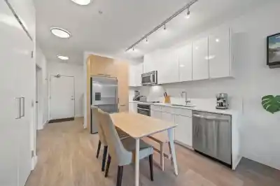 214 1621 HAMILTON AVENUE, North Vancouver BC V7P 0B6