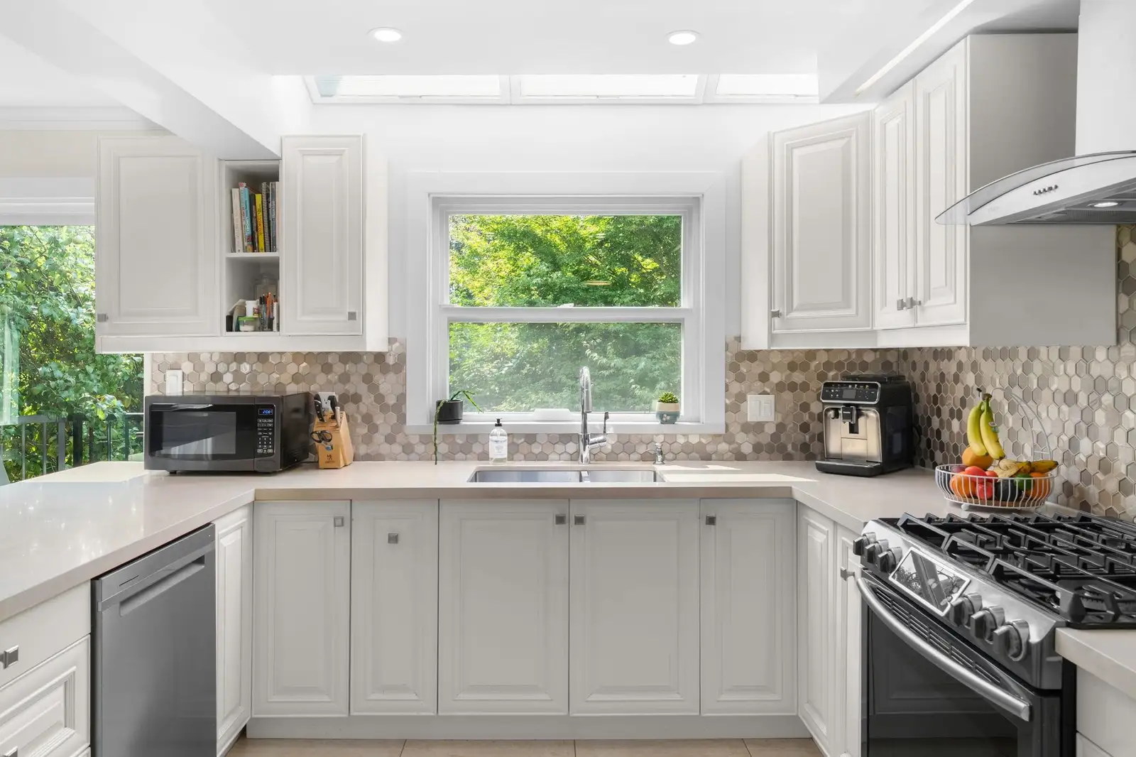 4 230 W 16TH STREET, North Vancouver BC V7M 1T6