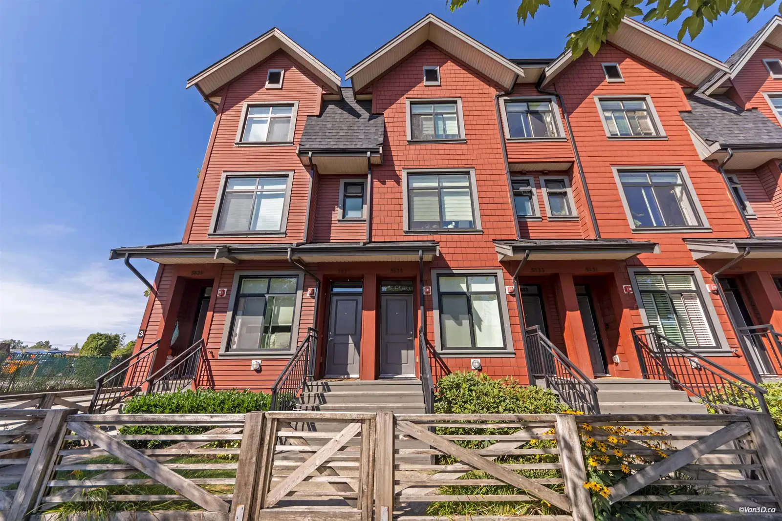 5835 WALES STREET, Vancouver BC V5R 0E6