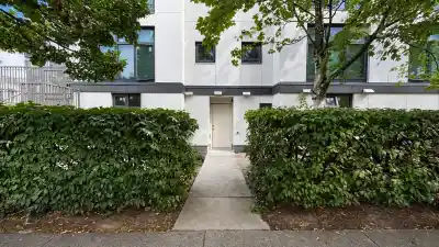 1 2528 E BROADWAY, Vancouver BC V5M 4V2
