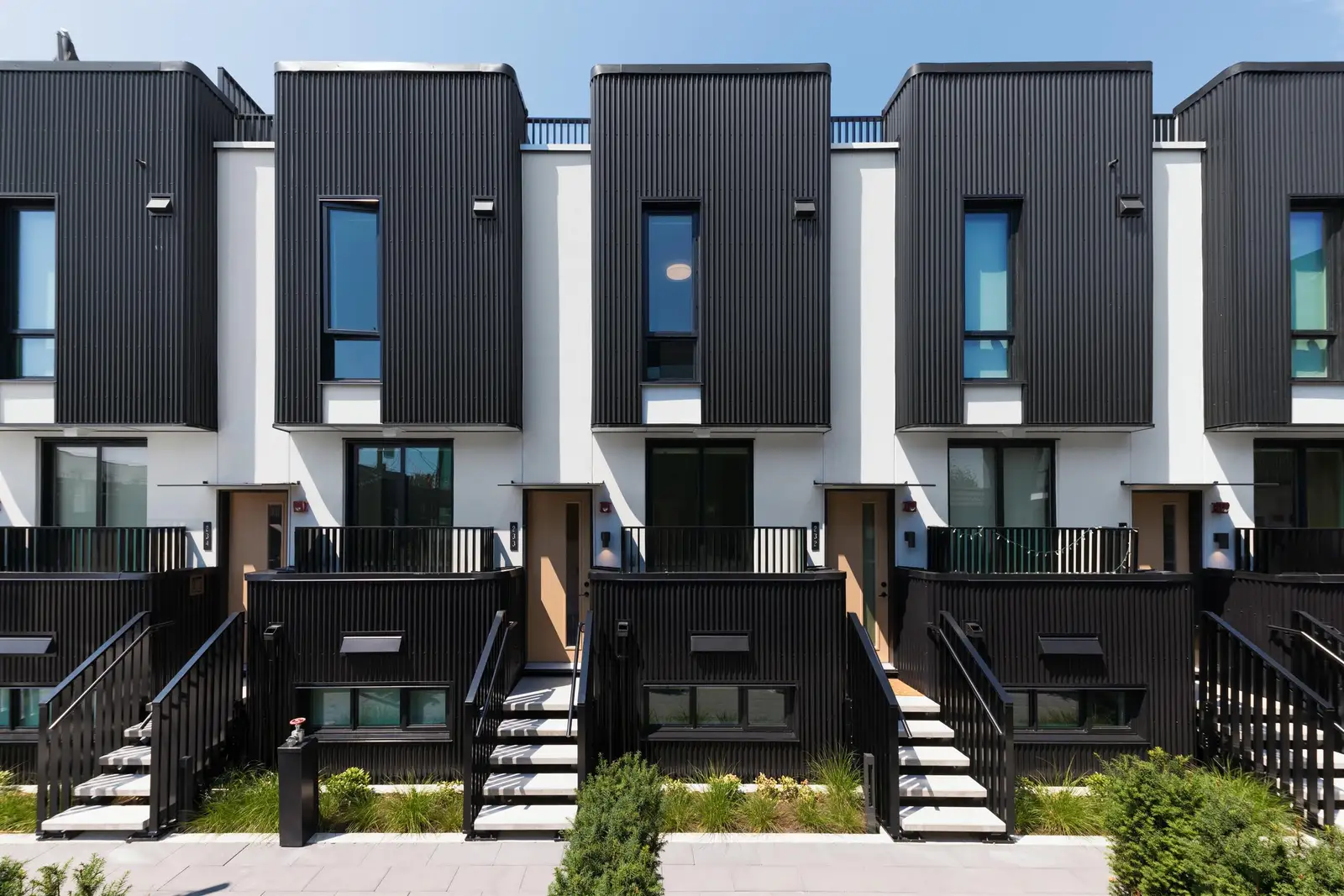 233 2830 NANAIMO STREET, Vancouver BC V5N 0E3