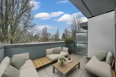 2071 E 1ST AVENUE, Vancouver BC V5N 1B6