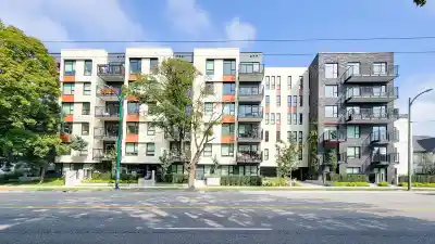 401 2235 E BROADWAY, Vancouver BC V5N 0J5
