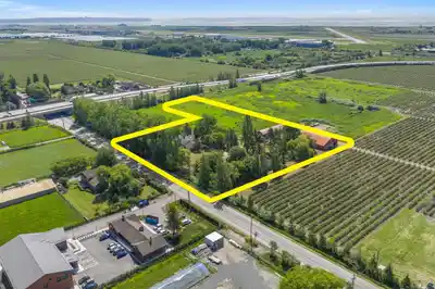 7064 LADNER TRUNK ROAD, Delta BC V4K 3N3