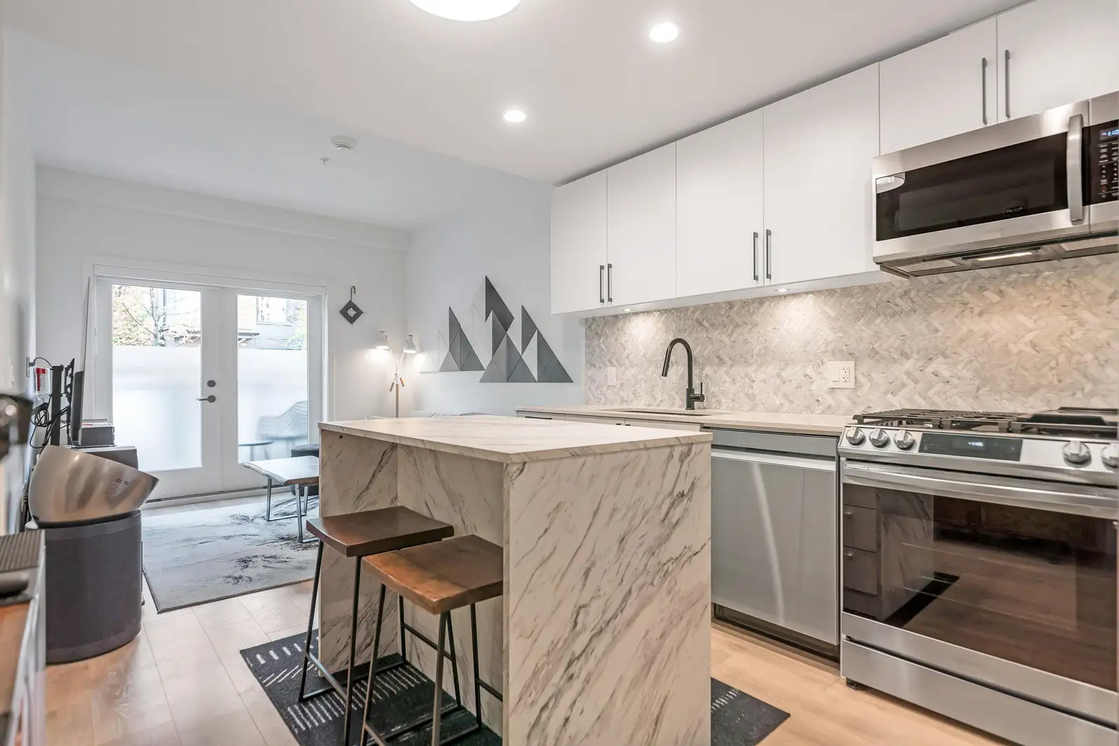 146 545 E 2ND STREET, North Vancouver BC V7L 1E1