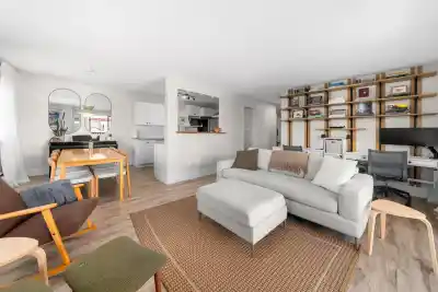 202 1610 CHESTERFIELD AVENUE, North Vancouver BC V7M 2N7