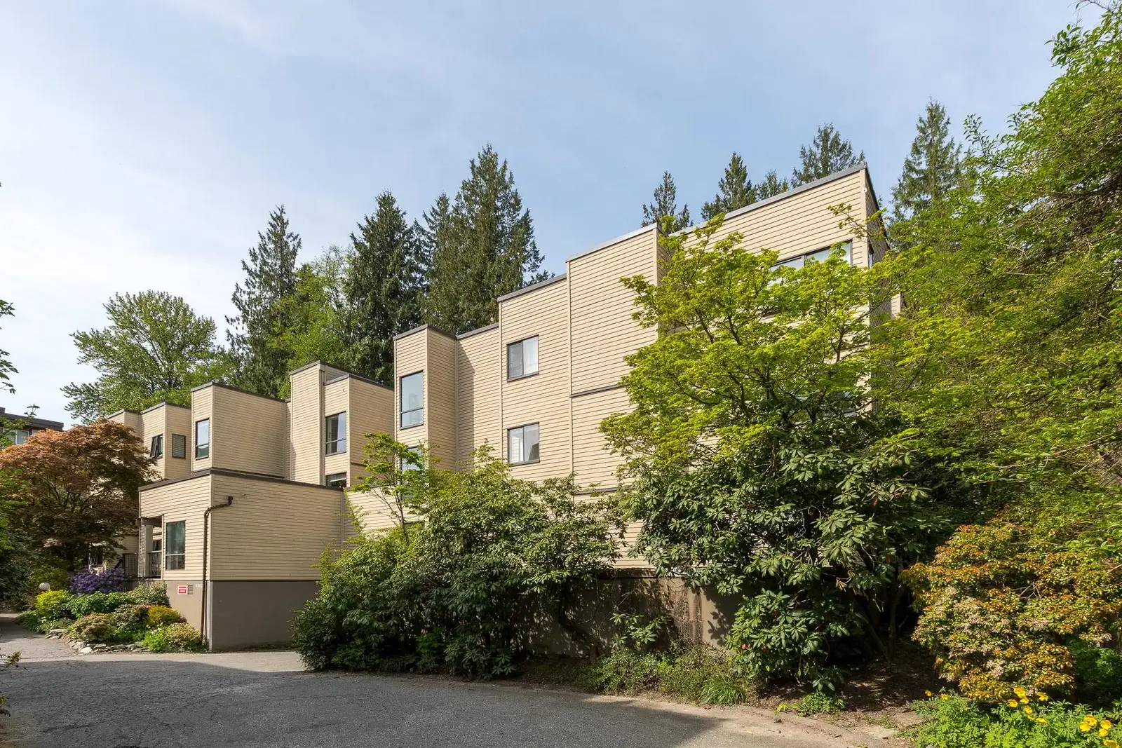 212 3275 MOUNTAIN HIGHWAY, North Vancouver BC V7K 2H4