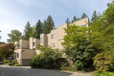 212 3275 MOUNTAIN HIGHWAY, North Vancouver BC V7K 2H4