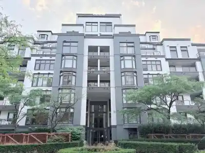 209 2468 E BROADWAY, Vancouver BC V5M 4V1