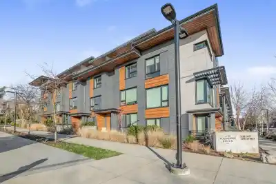 11 528 E 2ND STREET, North Vancouver BC V7L 0G8