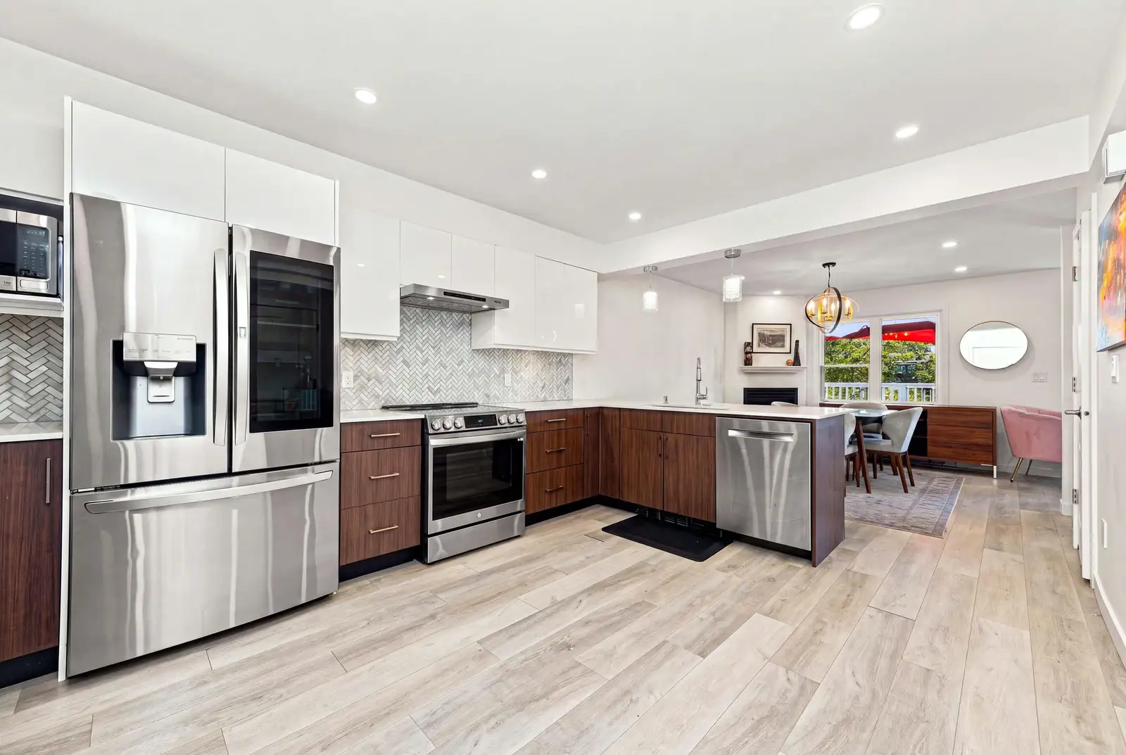 203 1513 BOWSER AVENUE, North Vancouver BC V7P 2Y4