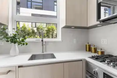 3249 CLIVE AVENUE, Vancouver BC V5R 4V3