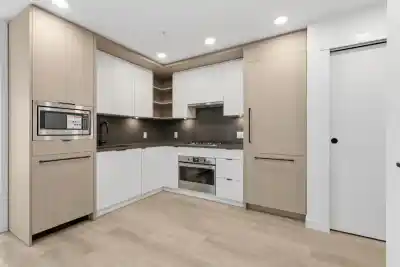 403 2268 E BROADWAY, Vancouver BC V5N 0L2