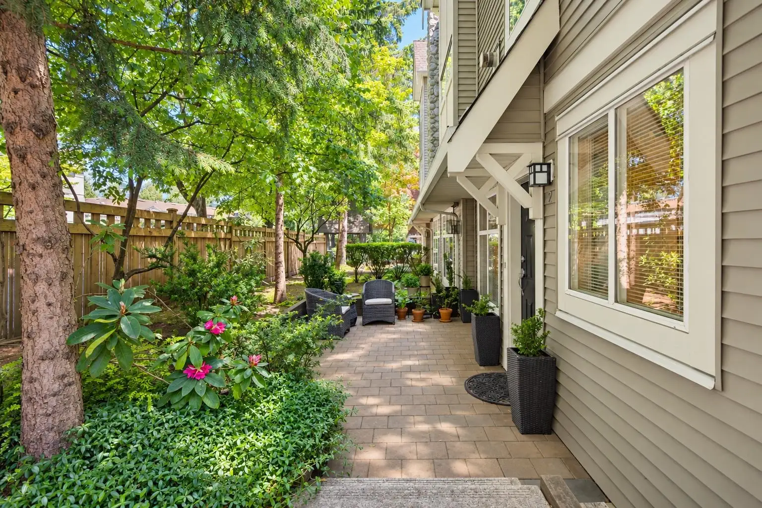 1071 LYNN VALLEY ROAD, North Vancouver BC V7J 1Z6