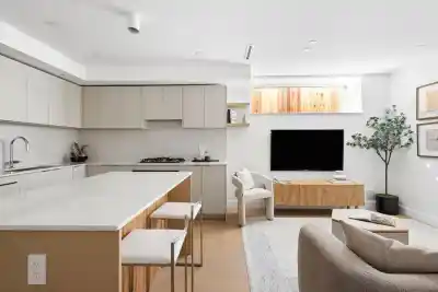 2 2124 E 8 AVENUE, Vancouver BC V5N 1V5