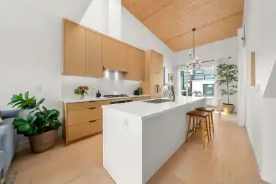 224 650 E 2ND STREET, North Vancouver BC V7L 1E3