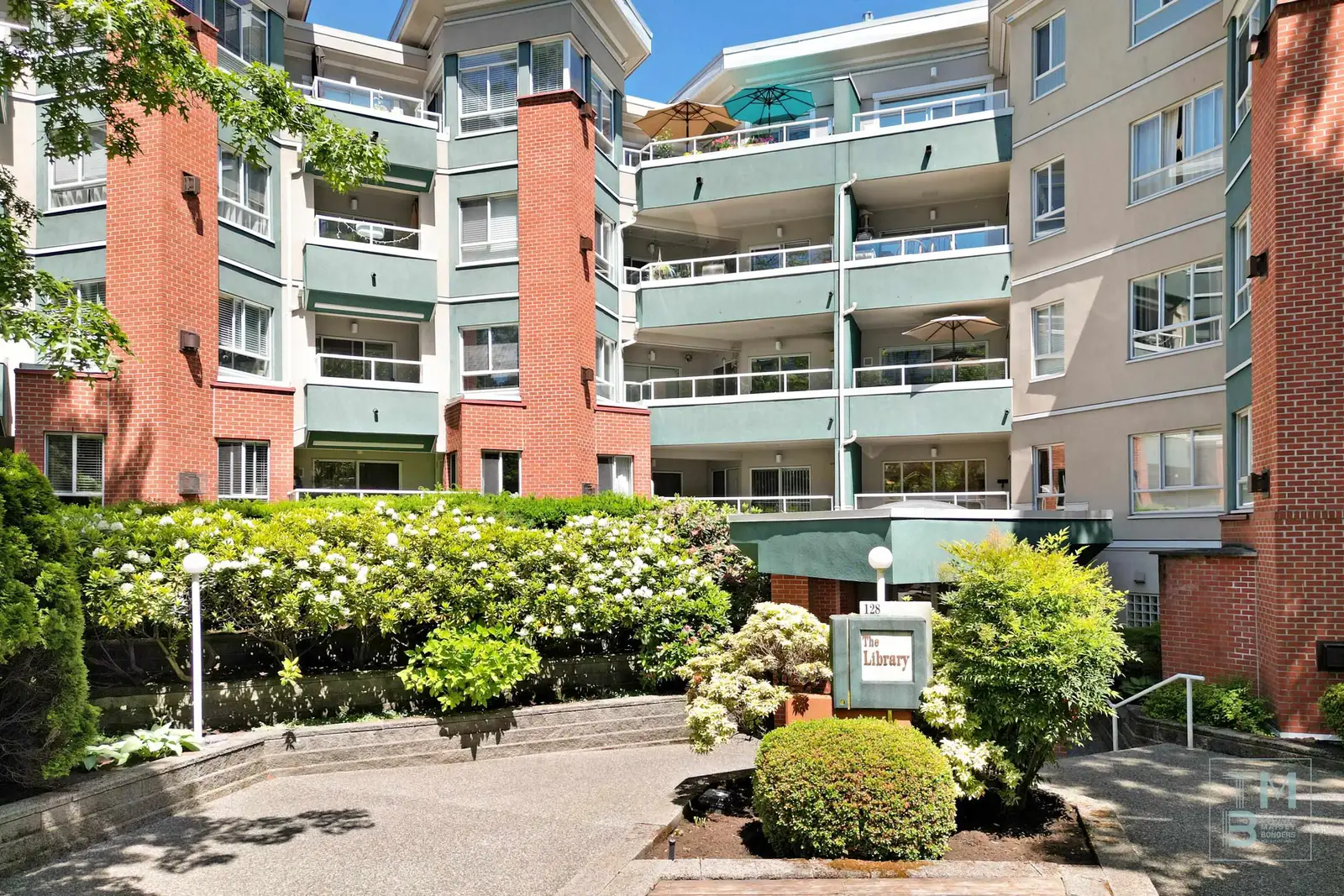 411 128 W 8TH STREET, North Vancouver BC V7M 3M1