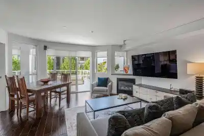 207 122 E 3RD STREET, North Vancouver BC V7L 1E6