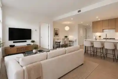 203 747 E 3RD STREET, North Vancouver BC V7L 1G8