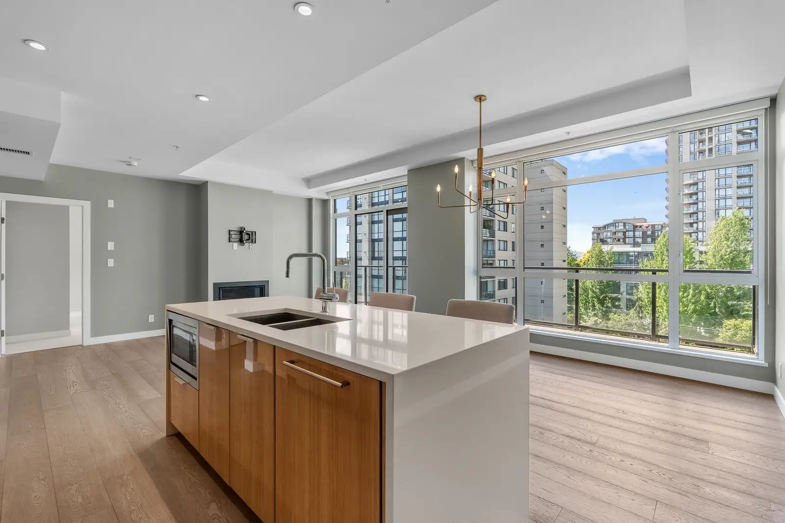 411 105 W 2ND STREET, North Vancouver BC V7M 0E3