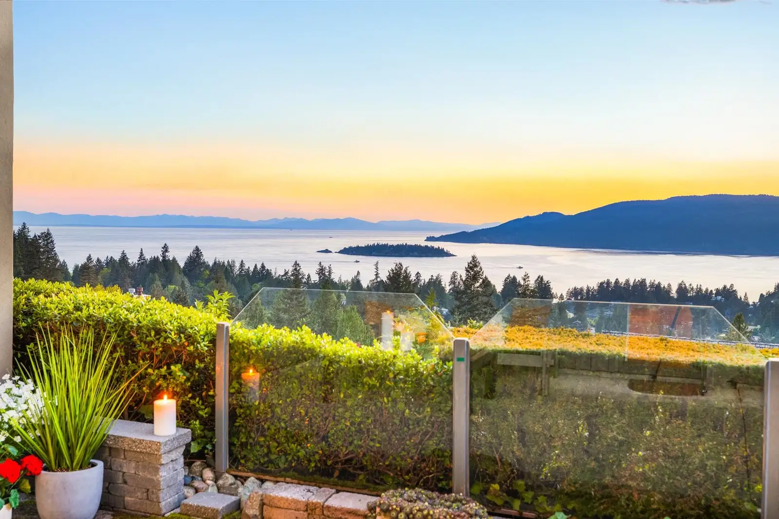 5360 MEADFEILD ROAD, West Vancouver BC V7W 3E5