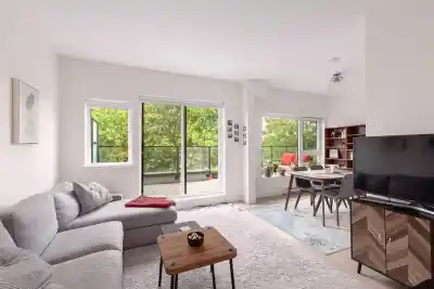 404 2666 DUKE STREET, Vancouver BC V5R 4S9