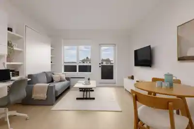 420 2450 GARDEN DRIVE, Vancouver BC V5N 0K1