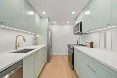 206 327 W 2ND STREET, North Vancouver BC V7M 1E2