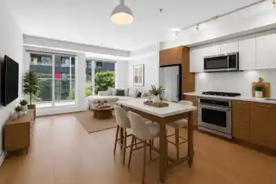 304 384 E 1ST AVENUE, Vancouver BC V5T 0G5