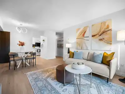 313 975 E BROADWAY, Vancouver BC V5T 1Y3