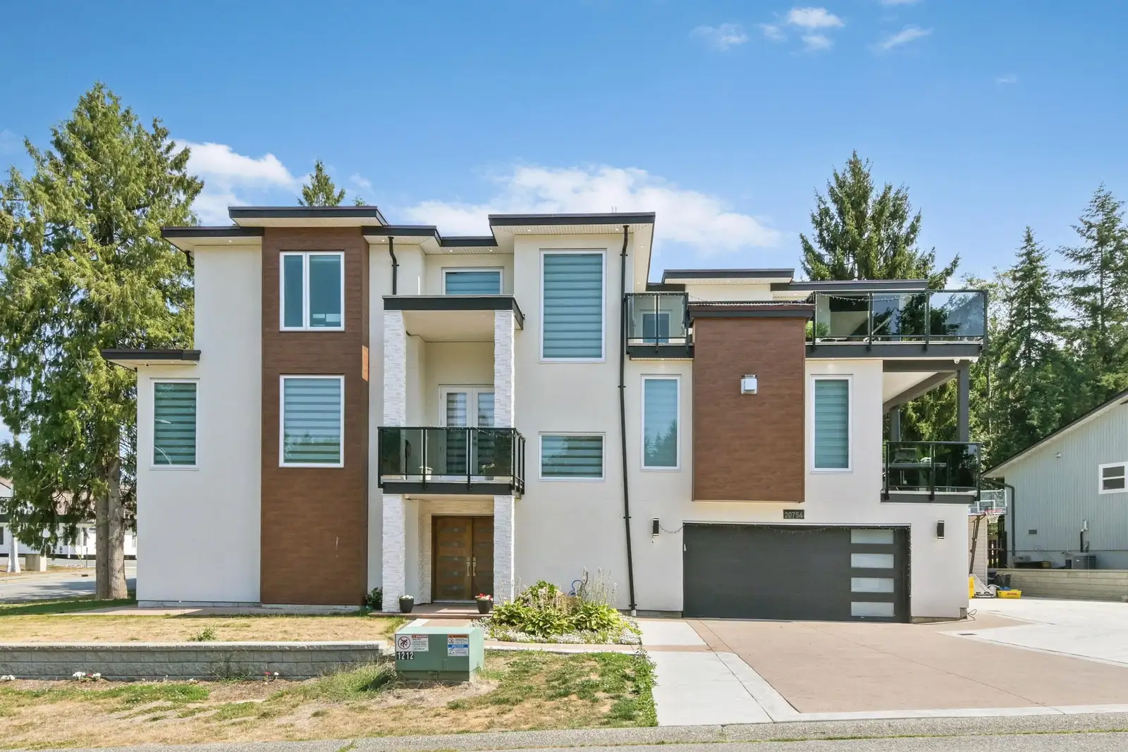 20754 48 AVENUE, Langley BC V3A 3L8