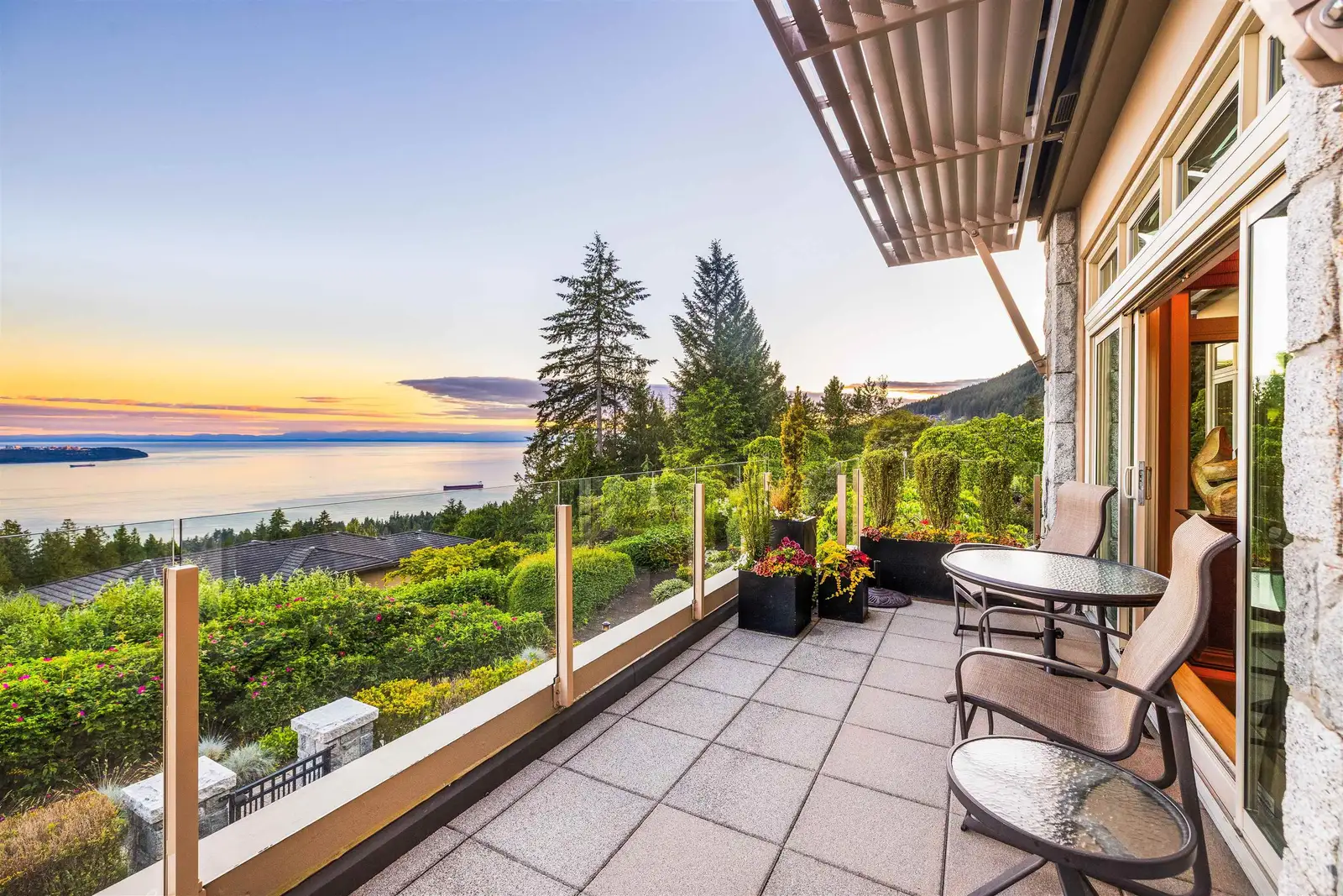 101 2535 GARDEN COURT, West Vancouver BC V7S 0A1