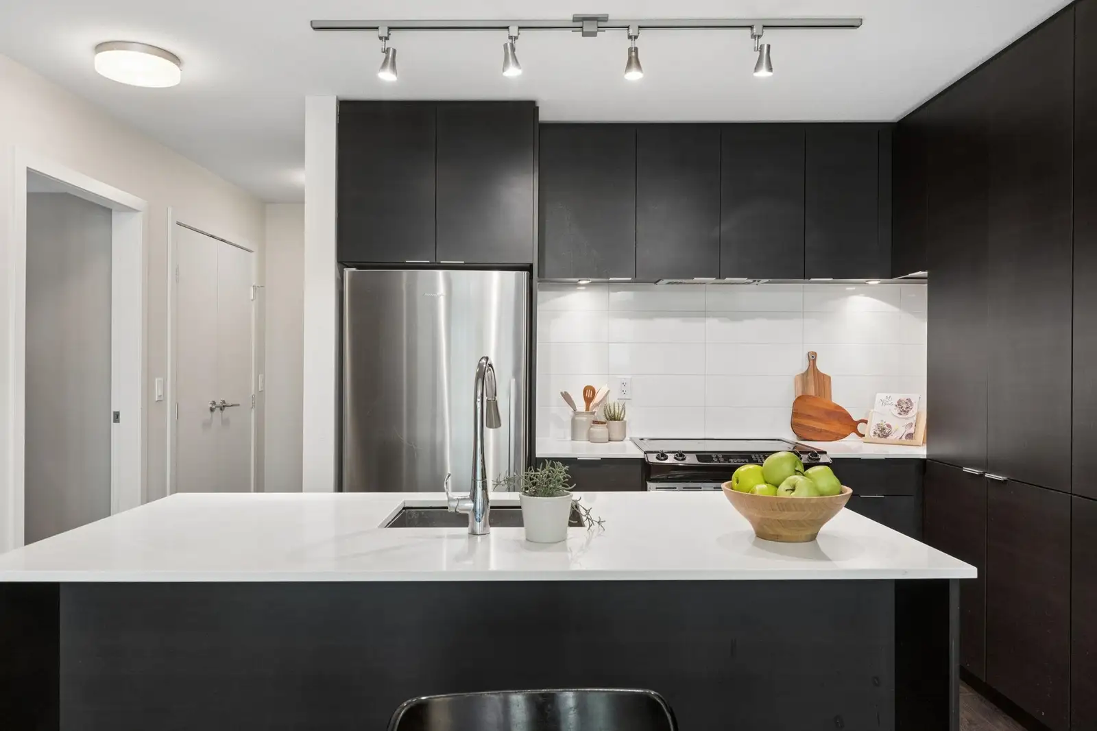 506 1679 LLOYD AVENUE, North Vancouver BC V7P 0A9
