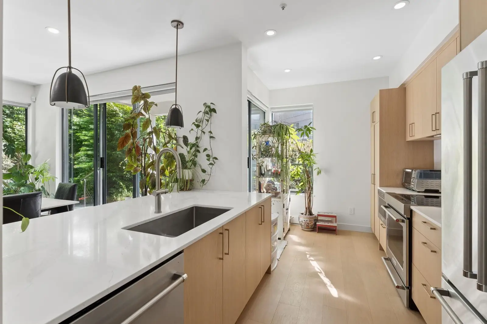 2242 MARINE DRIVE, West Vancouver BC V7V 1K4