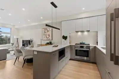 311 342 MOUNTAIN HIGHWAY, North Vancouver BC V7J 2K8