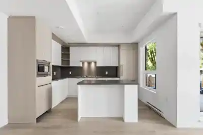 102 2268 E BROADWAY, Vancouver BC V5N 0L2