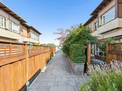 13 2389 CHARLES STREET, Vancouver BC V5L 5G4