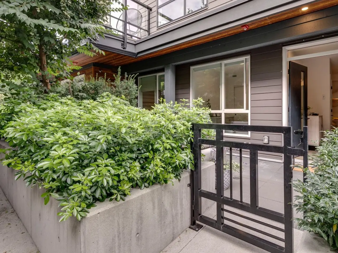8 533 E 3RD STREET, North Vancouver BC V7L 1G4