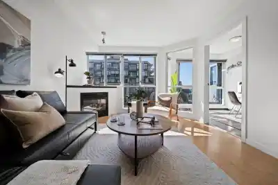 409 122 E 3RD STREET, North Vancouver BC V7L 1E6