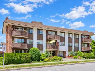 202 1345 CHESTERFIELD AVENUE, North Vancouver BC V7M 2N1