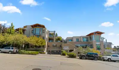 201 550 17TH STREET, West Vancouver BC V7V 3S7