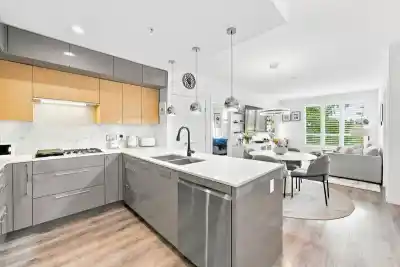 401 1327 DRAYCOTT ROAD, North Vancouver BC V7J 1W1