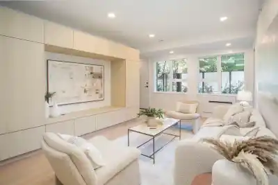 TH201 2471 ST. GEORGE STREET, Vancouver BC V5T 1W9